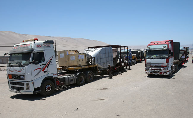 Camiones bolivianos con carga amplia en Arica, Chile. Foto: EFE