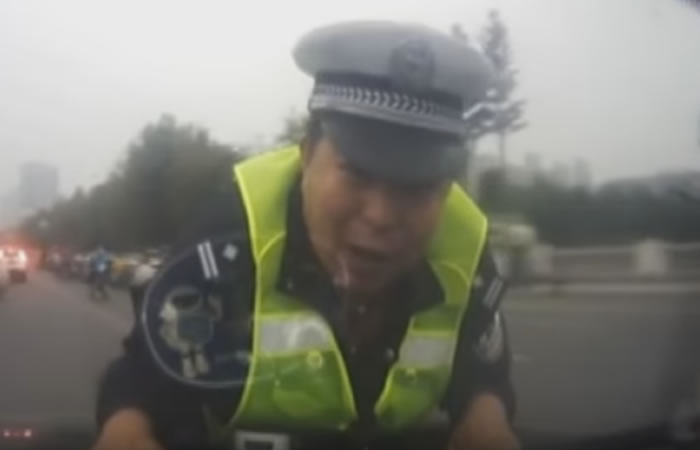 Hombre arrastra a un policía en su coche. Foto: Youtube