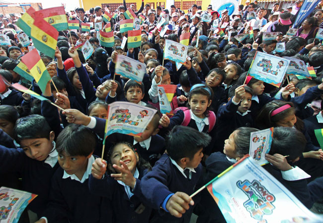 Niños celebran el pago del bono Juancito Pinto el pasado año. Foto: ABI