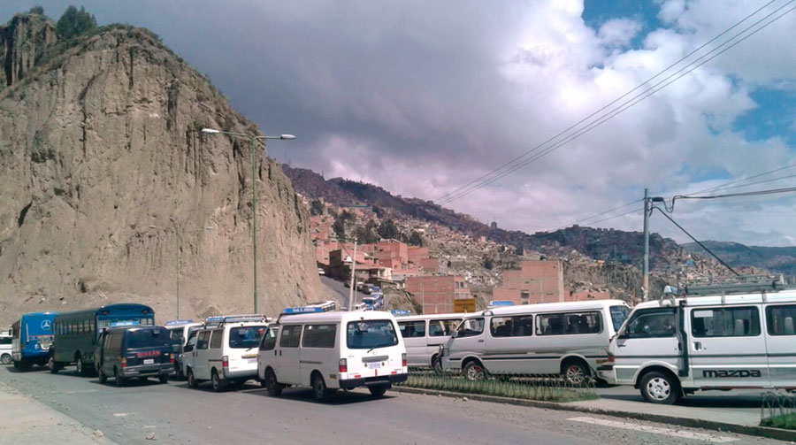 Transportistas bloquean con sus vehículos diferentes vías de la ciudad de La Paz. Foto: ABI