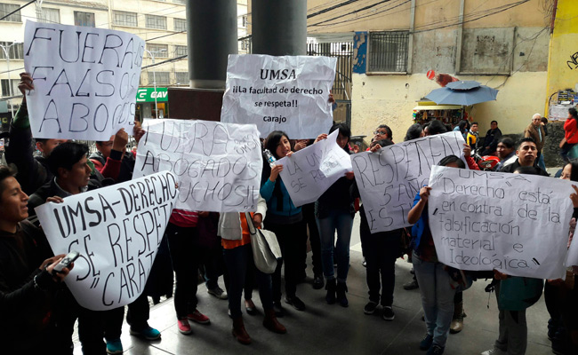 Protesta de estudiantes contra la falsificación de títulos profesionales. Foto: ABI