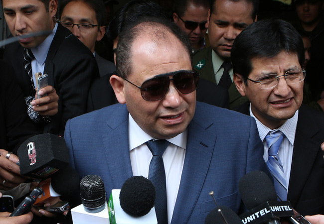 El ministro Carlos Romero en contacto con la prensa tras declarar ante la Fiscalía sobre el caso del asesinato de Rodolfo Illanes en Panduro. Foto: EFE