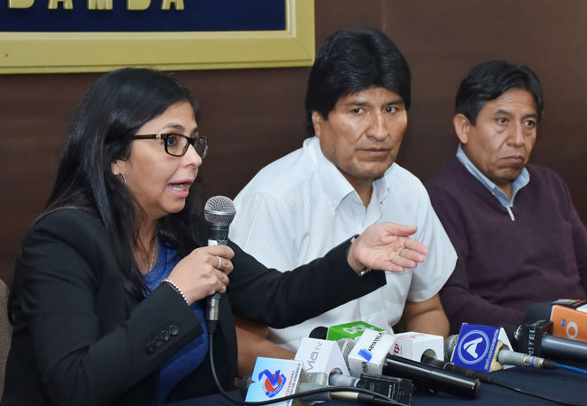 El presidente de Bolivia, Evo Morales (c), y la canciller venezolana, Delcy Rodríguez (i), hablan en una rueda de prensa junto al canciller boliviano, David Choquehuanca (d). Foto: EFE