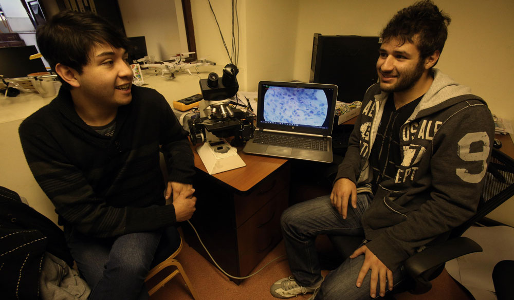 Rodrigo Loza (i) y Khalil Nallar (d), estudiantes de Biomédica y de Mecatrónica, respectivamente, en la Universidad Católica Boliviana. Foto: EFE