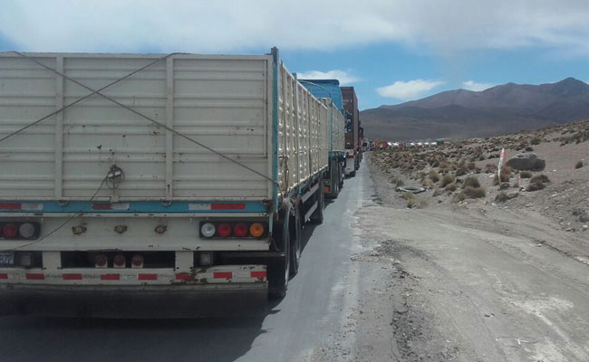 Cientos de camiones varados en la frontera chileno-boliviana. Foto: ABI
