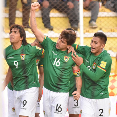 Jugadores de Bolivia celebran en el encuentro contra Perú, en el que ganaron por 2-0. Foto: EFE