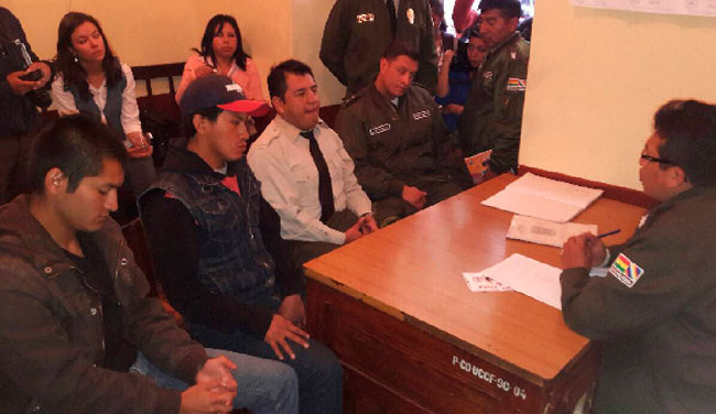 Periodistas detenidos en la Unidad de Conciliación de la Policía. Foto: ABI
