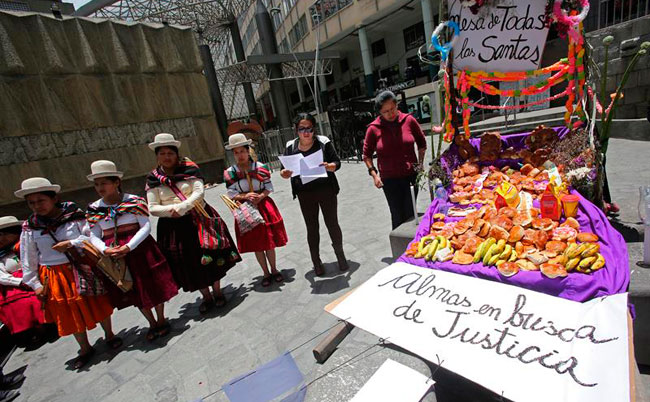 Homenaje en el altar frente al Tribunal de Justicia de La Paz que recuerda en el Día de los Difuntos a las 89 mujeres que han muerto este año por violencia machista. Foto: EFE