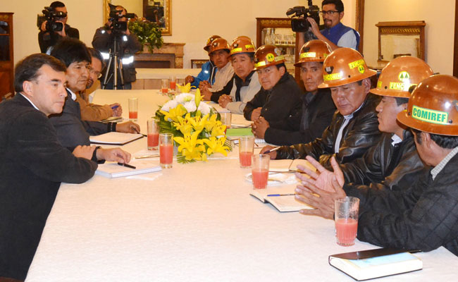 El presidente Evo Morales y ministros se reúnen con dirigentes de FENCOMIN en Palacio de Gobierno. Foto: ABI