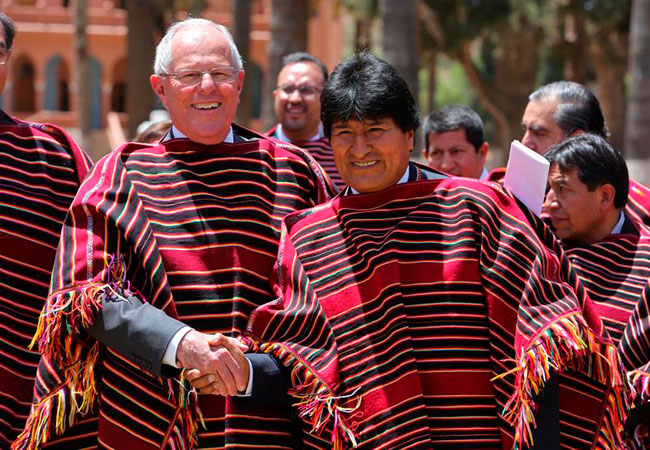 El presidente de Perú, Pedro Pablo Kuczynski (i) y el presidente de Bolivia, Evo Morales, momentos antes de iniciar el encuentro de ambos países. Foto: EFE