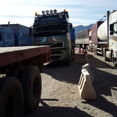 Camiones varados en la frontera boliviana-chilena. Foto: ABI