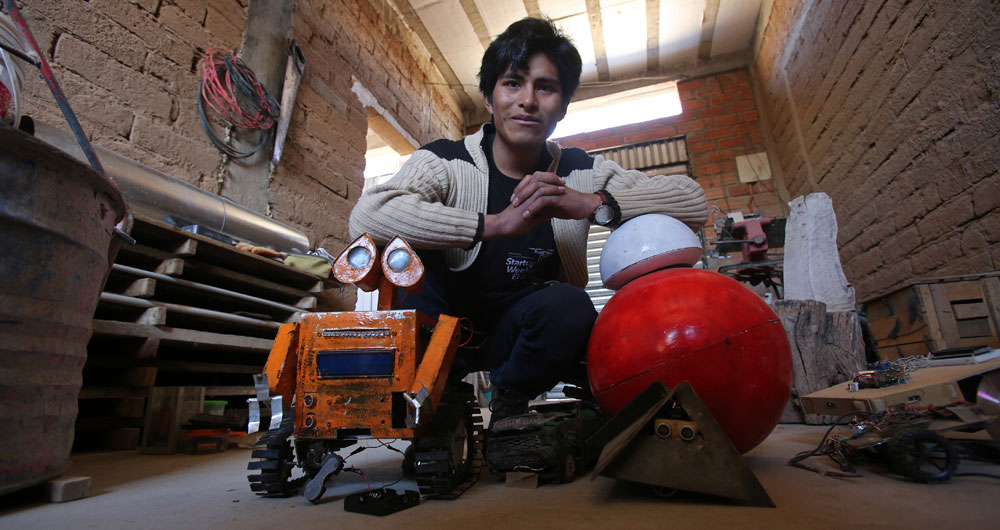El joven aimara Esteban Quispe, conocido como "el genio boliviano de la robótica", en su casa en la localidad de Patacamaya, La Paz. Foto: EFE