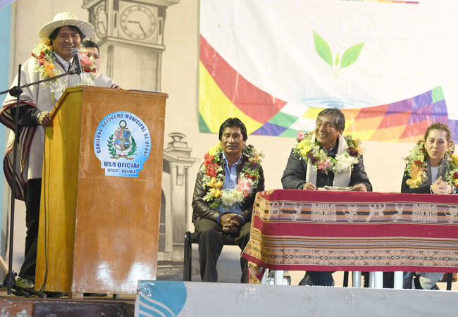 El presidente Evo Morales asiste a la firma de contrato con el que se ejecutarán proyectos de agua y saneamiento en Potosí. Foto: ABI