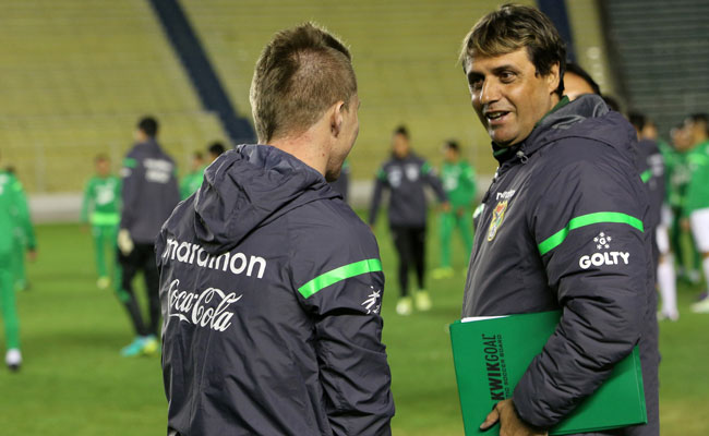 El técnico de la selección boliviana de fútbol, Ángel Guillermo Hoyos (d) junto a Alejandro Chumacero, en un entrenamiento previo al partido ante Paraguay. Foto: EFE