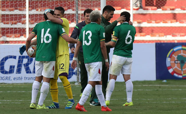 Jugadores de Bolivia celebran la victoria lograda ante Paraguay. Foto: EFE