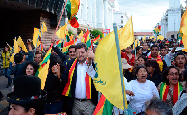 El excandidato presidencial Samuel Doria Medina (c), saluda a simpatizantes tras la suspensión de su audiencia en la ciudad de Sucre. Foto: EFE