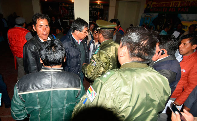 Tras varios momentos de tensión, dos autoridades retenidas por la Fejuve en la ciudad de El Alto, fueron liberadas. Foto: ABI