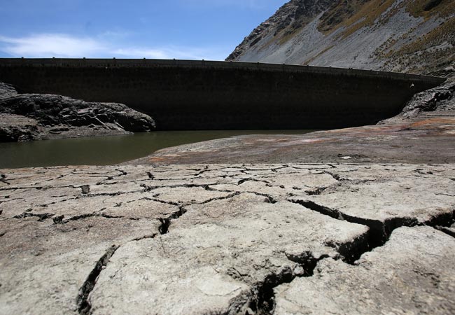 Vista de la represa de Hampaturi en La Paz en estado de sequía, lo que provocado racionamientos de agua en varias zonas urbanas. Foto: EFE