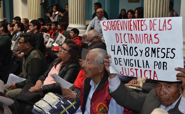 Víctimas de las dictaduras durante el acto en el que el canciller David Choquehuanca, anunció a desclasificación de documentos. Foto: ABI