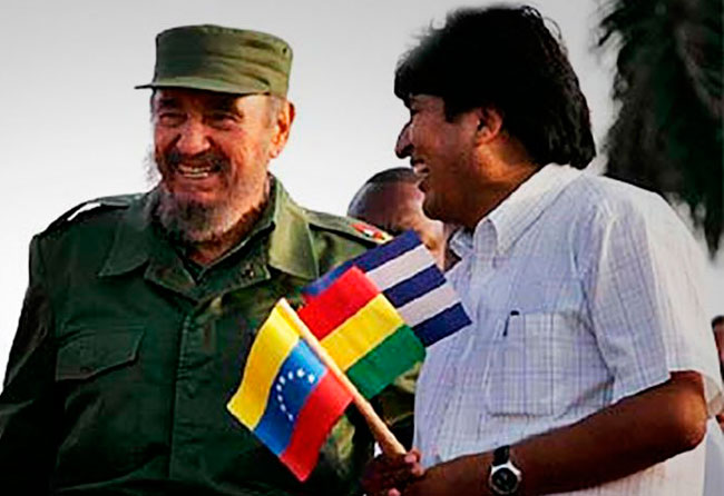 Imagen del año 2006 del líder cubano Fidel Castro (c), junto al presidente de Evo Moreales. Foto: EFE