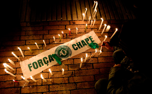 Homenaje a las víctimas del avión del club Chapecoense, que se accidentó en cercanías de Medellín, Colombia. Foto: EFE