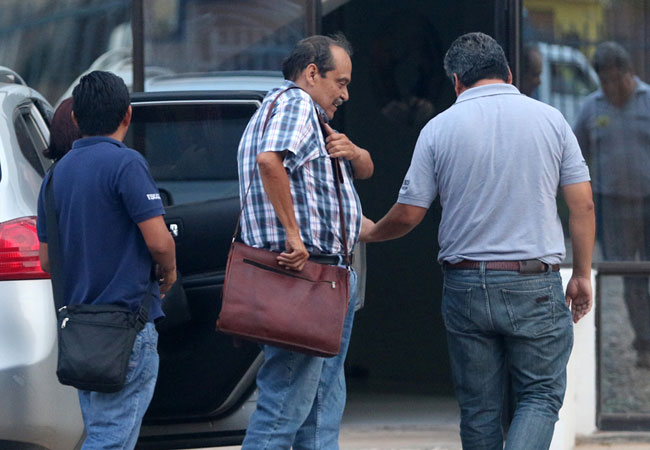 En la víspera, fiscales detuvieron al director general de la aerolínea Lamia, Gustavo Vargas Gamboa (c). Foto: EFE
