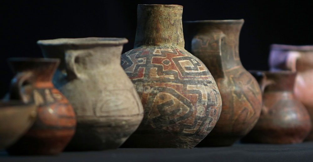 Algunas de las 55 piezas arqueológicas devueltas por Argentina a Bolivia. Foto: EFE