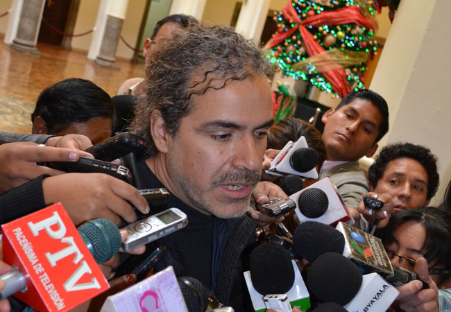 El vicecanciller Carlos Alurralde, en contacto con la prensa en Palacio de Gobierno. Foto: ABI