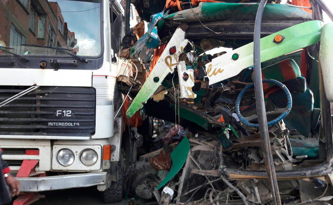Vehículos que protagonizaron uno de los accidentes que dejaron luto en carreteras de Bolivia. Foto: ABI