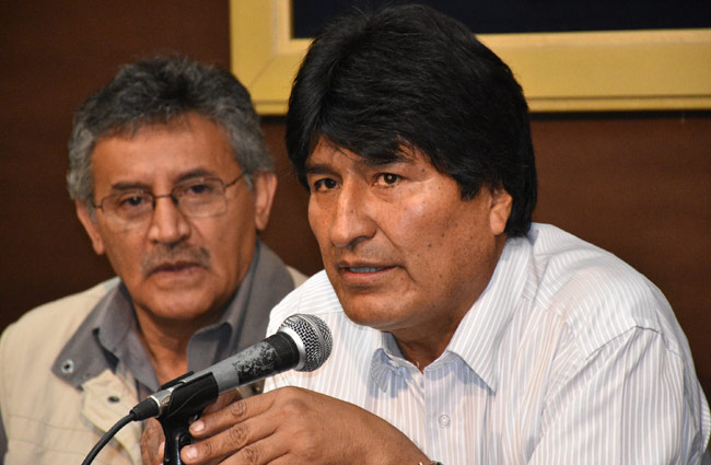 El presidente Evo Morales junto al gobernador de Cochabamba, Iván Canelas, en conferencia de prensa. Foto: ABI