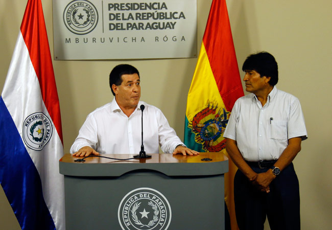 El presidente paraguayo, Horacio Cartes (i), y su homólogo boliviano, Evo Morales (d), en una rueda de prensa en Asunción. Foto: EFE