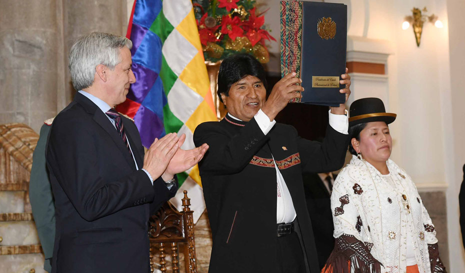 El presidente Evo Morales (c), junto al vicepresidente, Álvaro García Linera (i), y la ministra de Justicia, Virginia Velasco (d), en la presentación de conclusiones de la cumbre de justicia. Foto: ABI