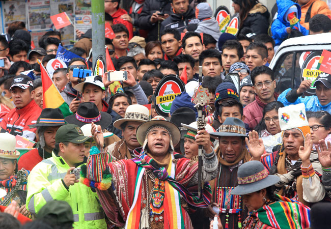 Pese a la suspensión de la sexta etapa, público entre La Paz y Oruro llenó las calles y carreteras para celebrar a los pilotos del rally. Foto: EFE