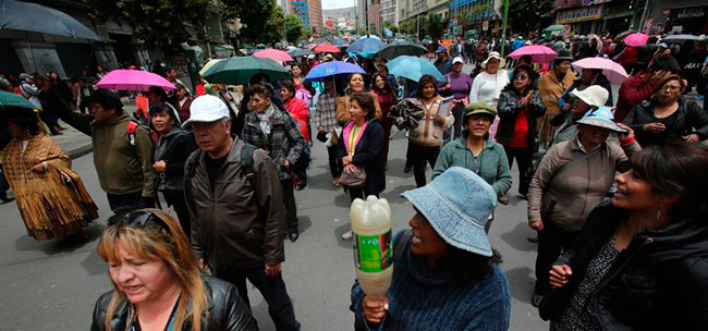 Diferentes marchas y protestas piden la salida del gerente de la Caja Nacional de Salud. Foto: EFE