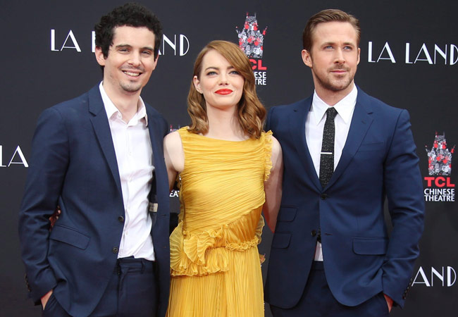 Nominados: Damien Chazelle (i) director del film La La Land, junto a los actores Emma Stone (c) y Ryan Gosling. Foto: EFE
