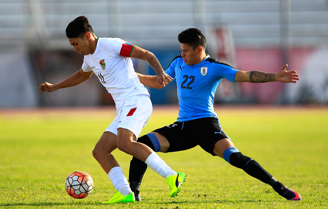 El jugador de la selección de Uruguay Agustin Sant Anna (d) disputa el balón con el boliviano Bruno Miranda (i). Foto: EFE