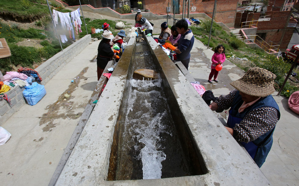 Vecinos lavan ropa en el barrio de Cotahuma. Foto: EFE