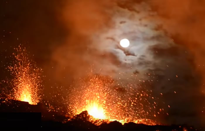 Volcán ilumina el cielo nocturno. Foto: Youtube