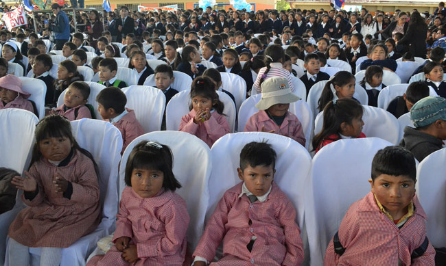 Estudiantes de la unidad educativa "Los Angeles de Nazaria Ignacia" en Oruro, donde el presidente Evo Morales dio inicio a la gestión escolar. Foto: ABI