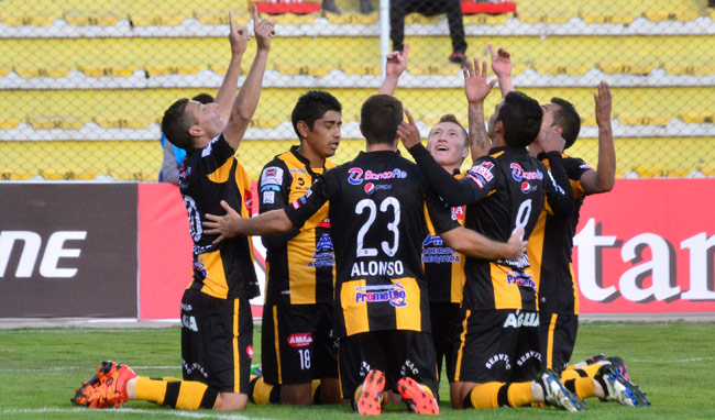 Jugadores de The Strongest celebran una de las anotaciones en la goleada a Wanderers durante el encuentro de segunda fase de la Copa Conmebol Libertadores. Foto: ABI