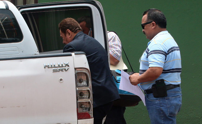 Jorge Pérez Ardaya (i) sube a un vehículo a las afueras de las oficinas de la Interpol en la ciudad de Santa Cruz de la Sierra. Foto: EFE