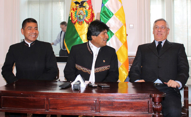 El presidente Evo Morales (c), junto al canciller Fernando Huanacuni (i), y el embajador en Holanda y agente ante la Corte Internacional de Justicia, Eduardo Rodríguez Veltzé. Foto: EFE