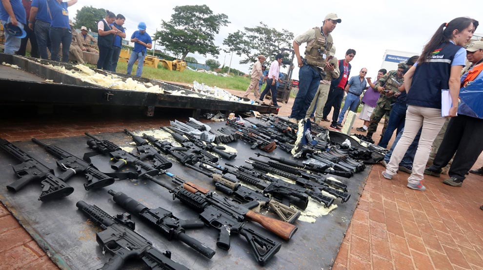 Funcionarios de la Fuerza Especial de Lucha Contra el Crimen (FELCC) muestran las armas que estaban acopladas a una maquinaria agrícola. Foto: EFE