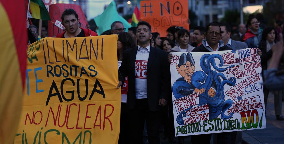 Manifestantes participan en una marcha contra la reelección del presidente Evo Morales en la ciudad de La Paz. Foto: EFE