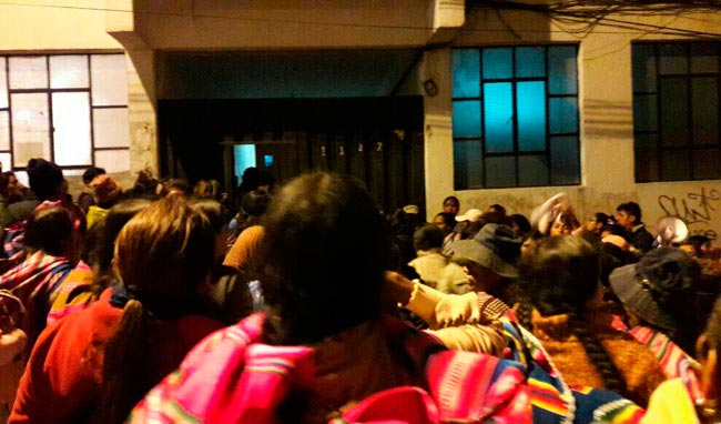 Vigilia en puertas de la FELCC demandando la liberación de los cocaleros detenidos en enfrentamientos con la policía. Foto: ABI