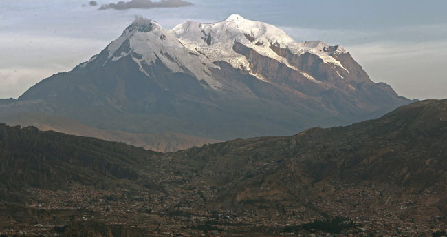 Vista desde la ciudad de La Paz del nevado Illimani. Foto: EFE