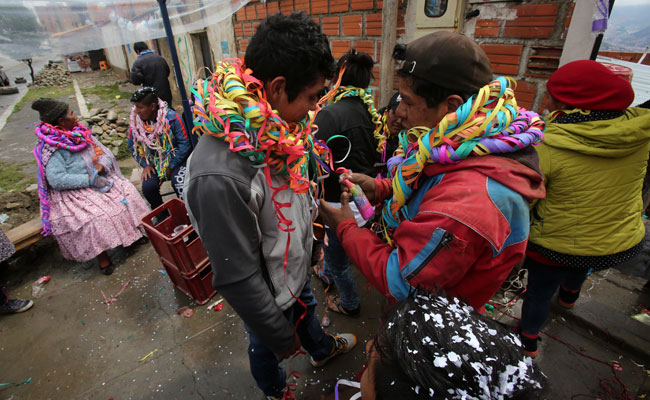 Celebración del "Martes de ch'alla" para agradecer a la "Pachamama" o Madre Tierra, por los bienes adquiridos en el último año y solicitar sus bendiciones. Foto: EFE