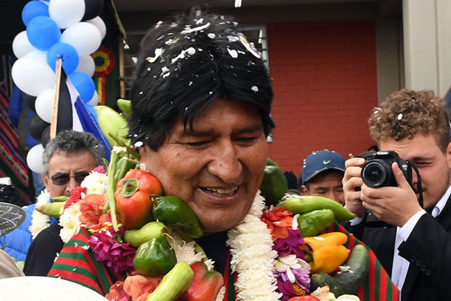 El presidente Evo Morales en un acto de entrega de una escuela, tras el cual viajó a Cuba para revisiones médicas. Foto: EFE