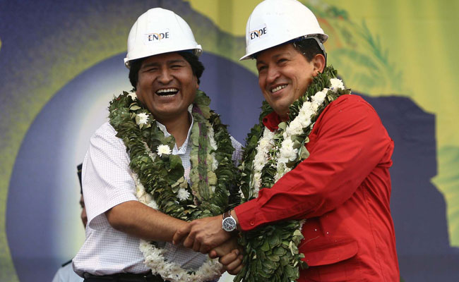 Imagen de archivo que muestra al presidente Evo Morales junto al extinto expresidente venezolano Hugo Chávez. Foto: ABI