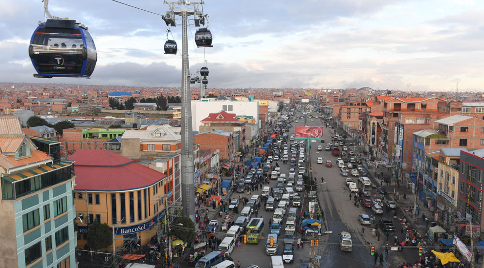 Vista panorámica desde la recién estrenada Línea Azul del teleférico de una céntrica arteria vial de la ciudad de El Alto. Foto: ABI
